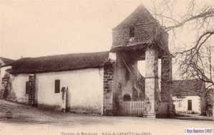 A droite du porche se trouve -Le Goujon Frétillant-restaurant.