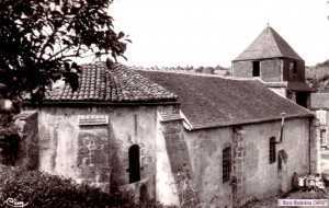 Belle photo de l'église du XIè siècle avec la jeunesse du Bourg.