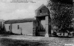 L'entrée de l'église était cernée par une palissade, peut être pour éviter à la volaille de pénétrer à l'intérieur.